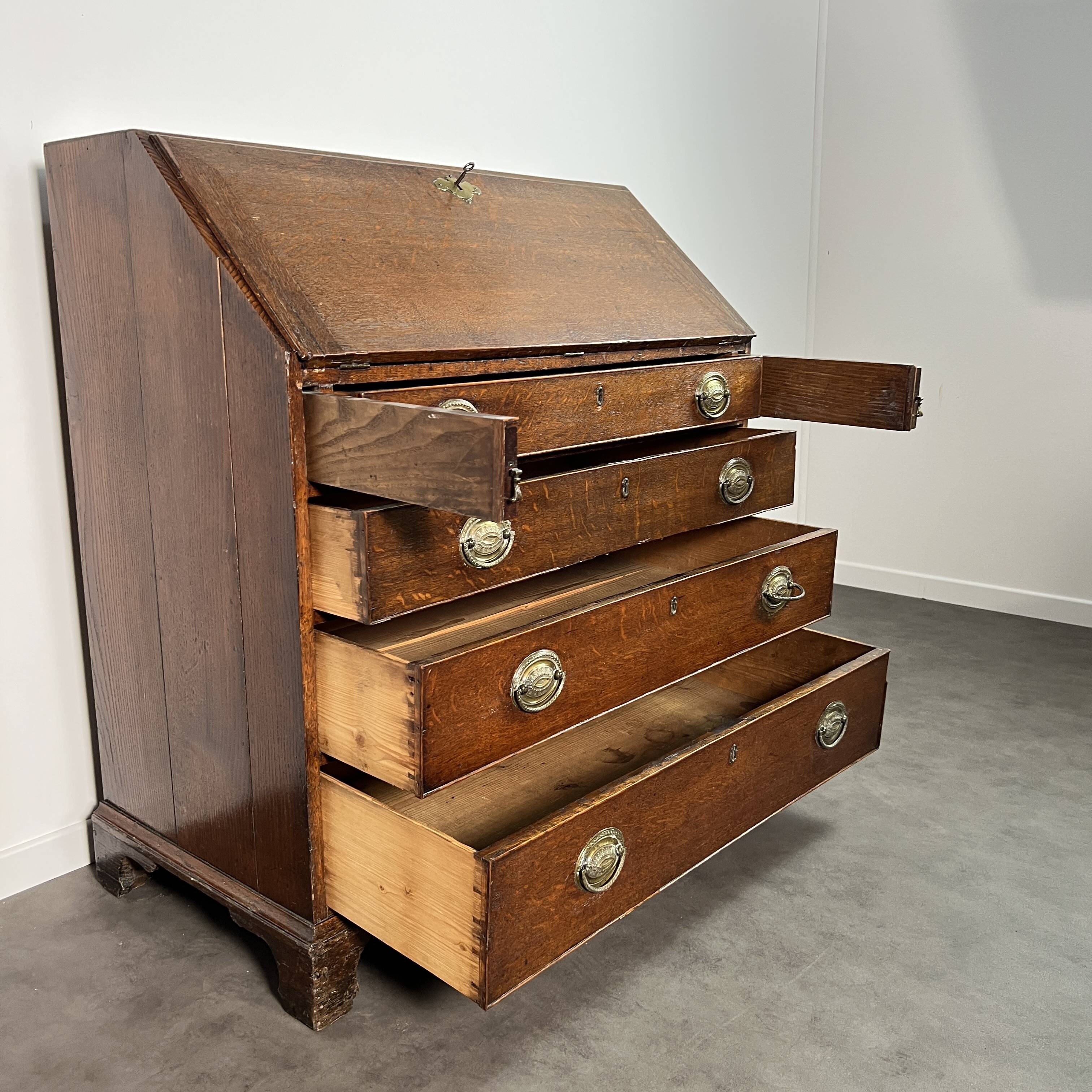 Slant-front desk, chest of drawers, English George III writing desk in oak - 19th century
