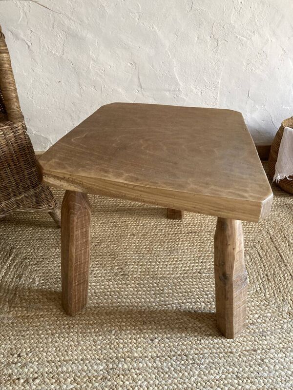 Table basse brutaliste tripode en bois de frêne olivier massif