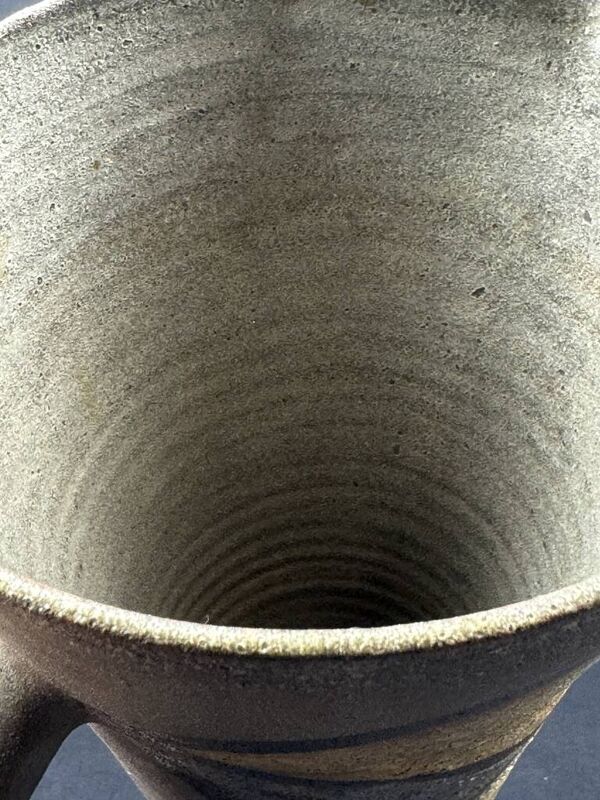 Pichet signé Alexandra Kostanda (1921-2011) Vallauris en grès émaillé années 60