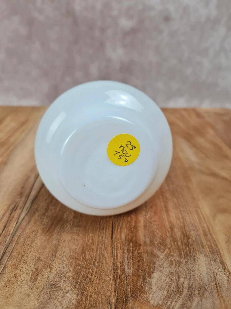 Single flower vase in opaline crystal – milky white 🌼🤍