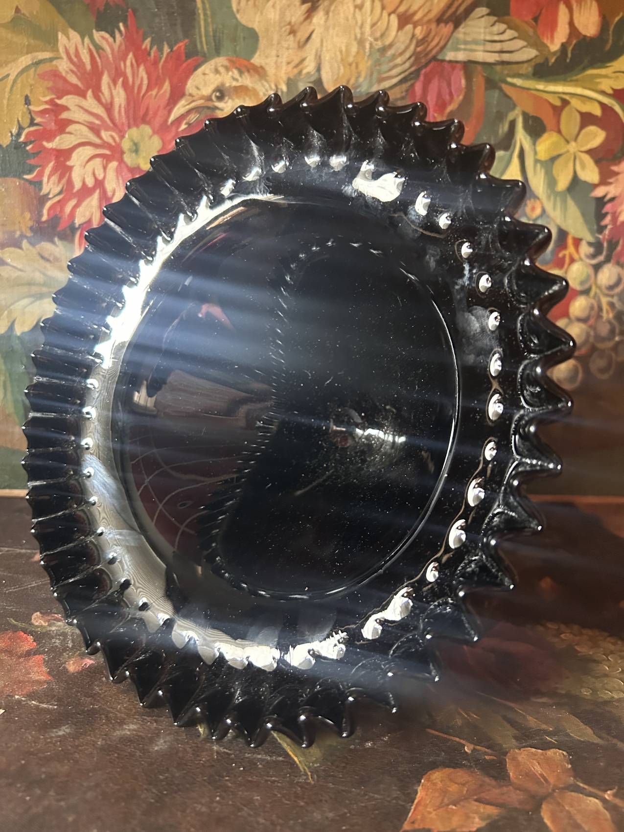 Grande coupe sur pied en opaline noire Art déco des années 1930 une rareté atypique