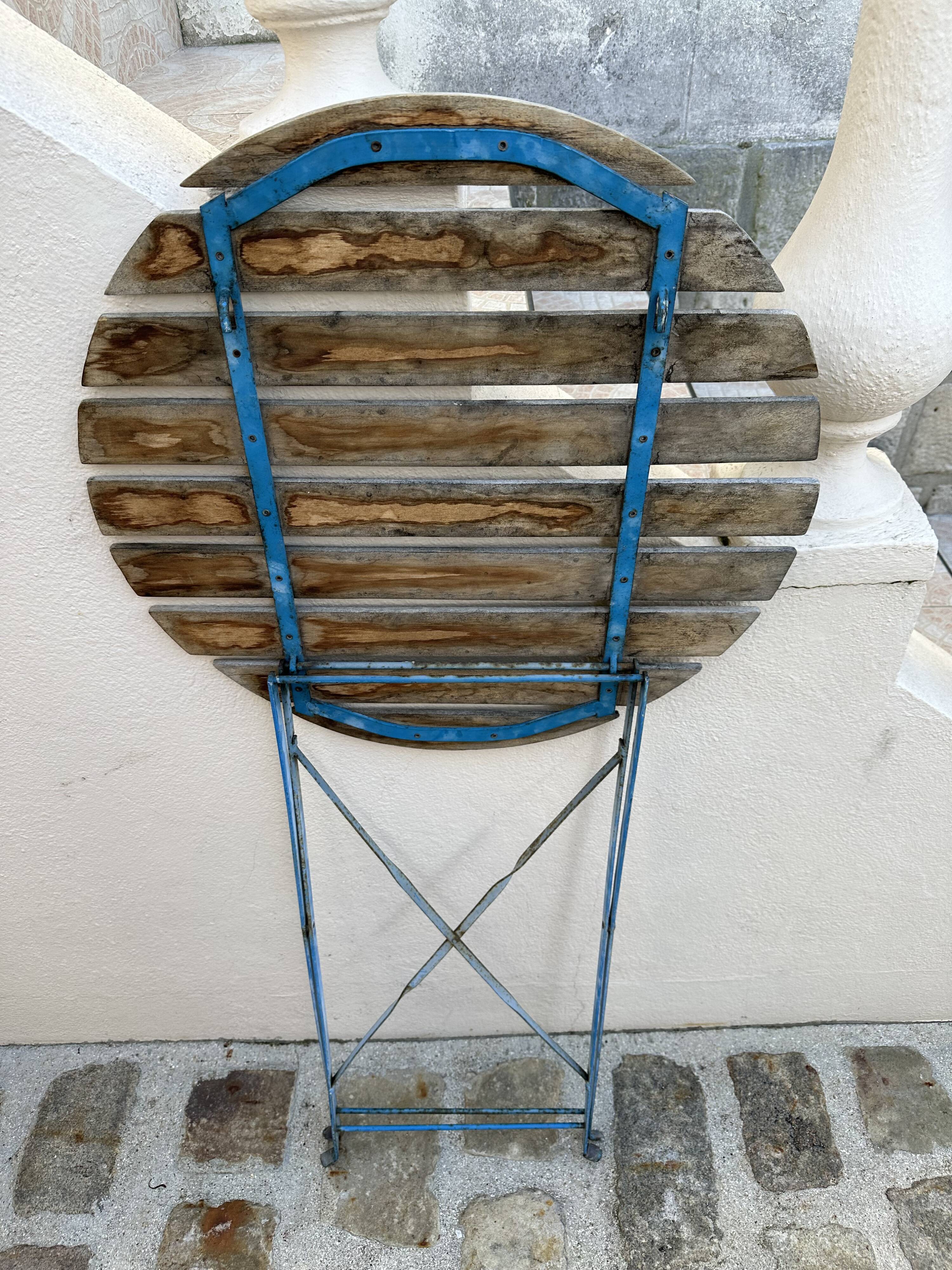 Round folding garden table