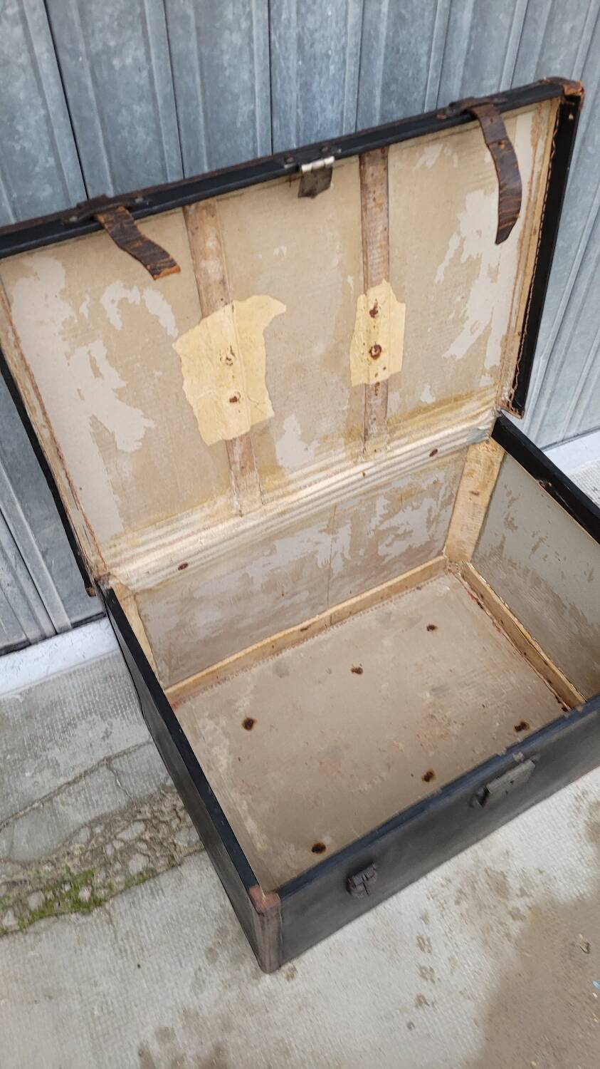 Leather travel trunk from the 1900s