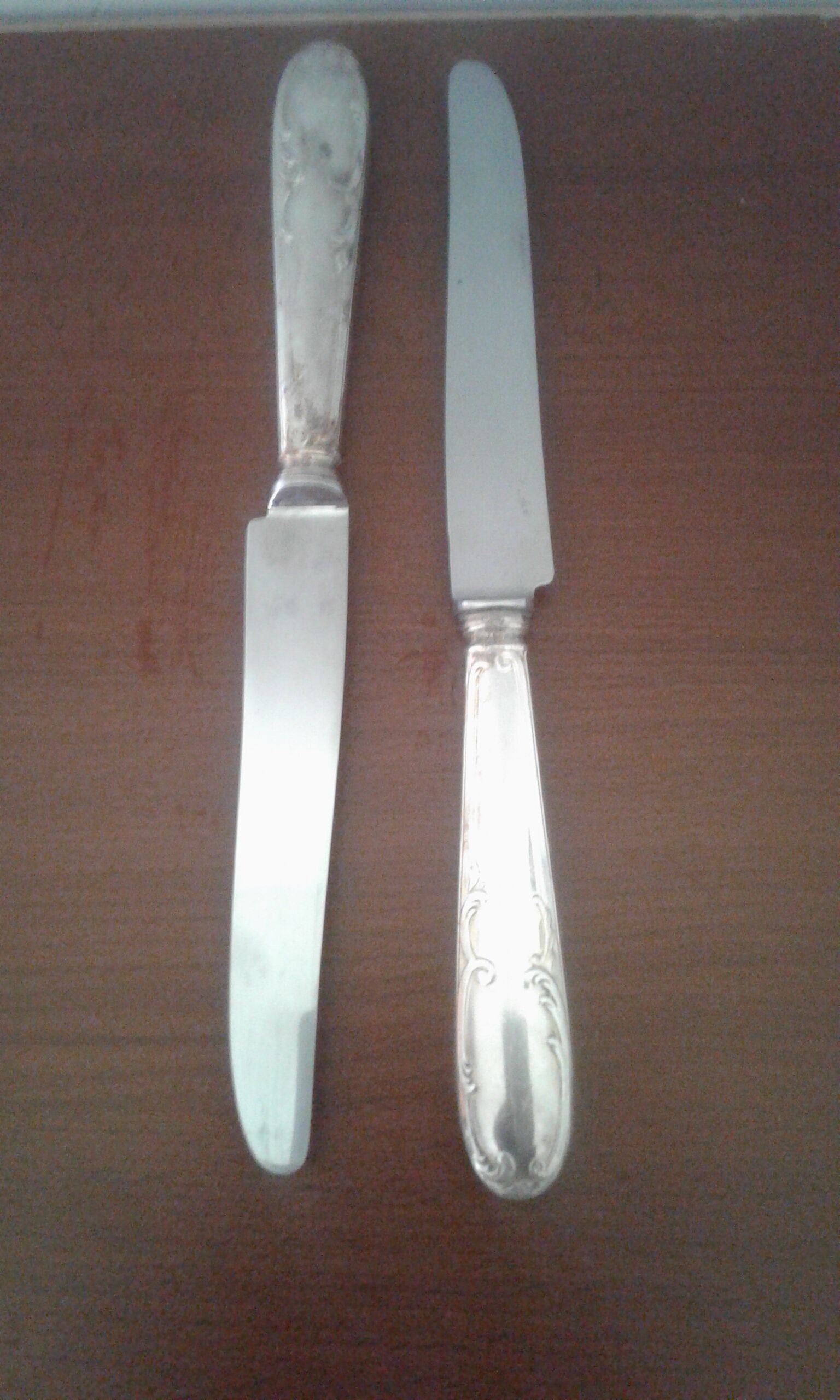 Service of 12 knives with silver metal pitches
