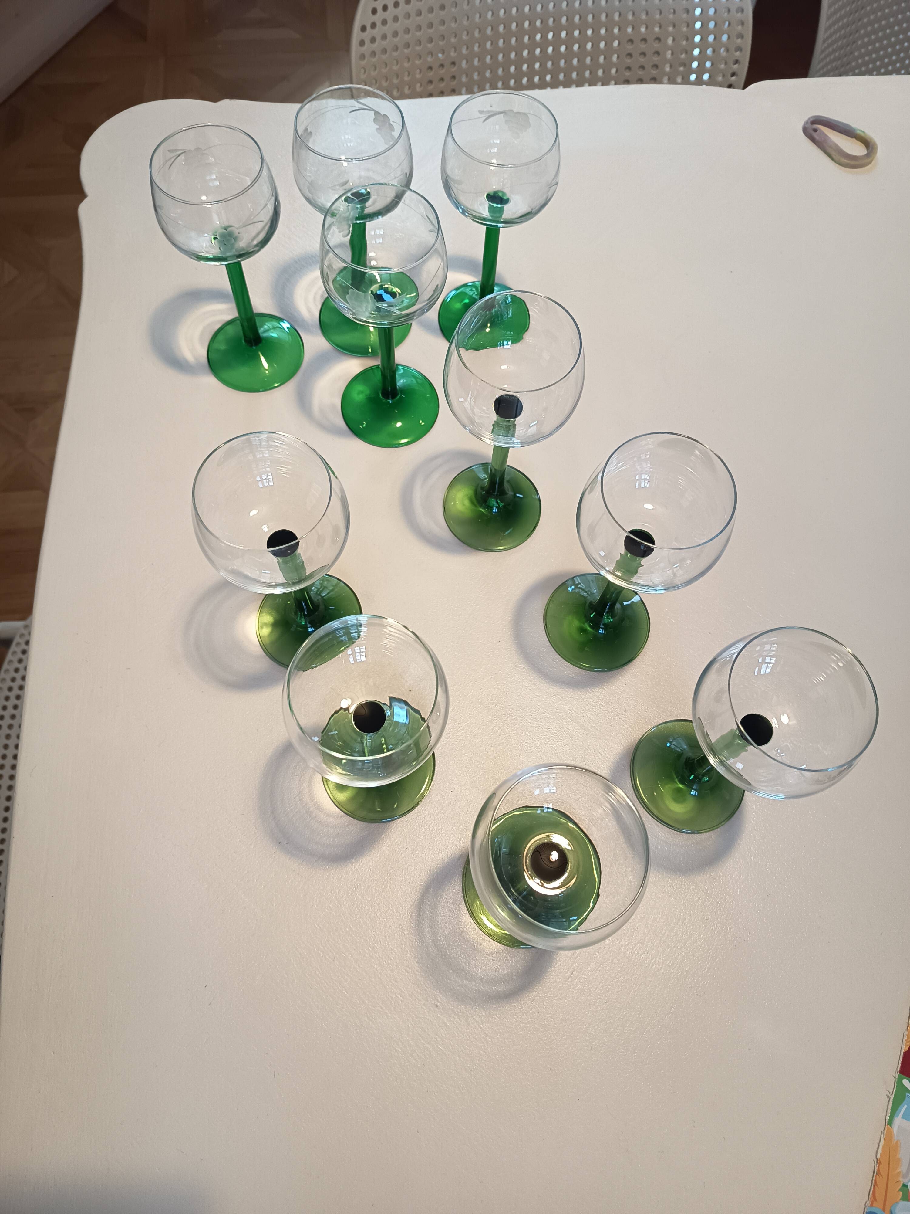 Set of 10 emerald glasses for Alsace wine.