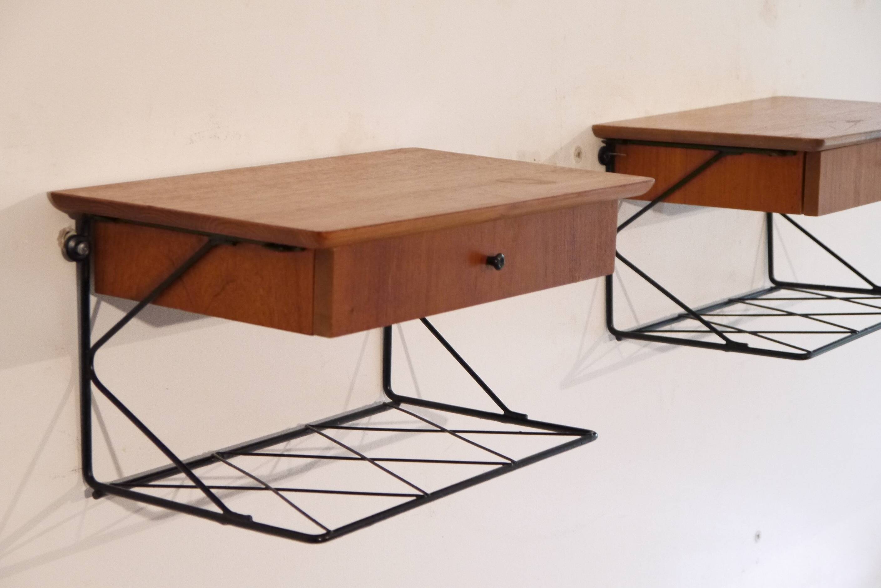 Paire de chevets flottants en teck 1960