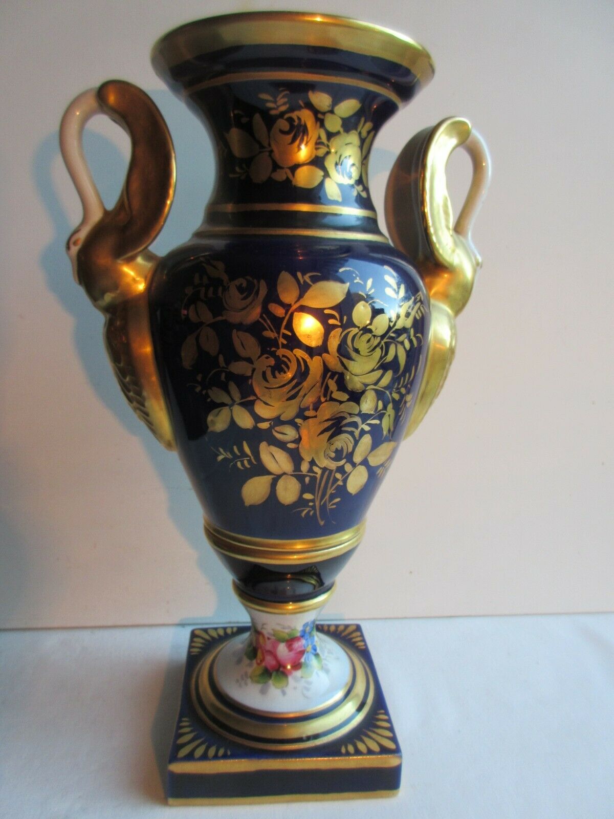 Vase porcelaine de Paris Empire forme balustre anses cygnes Or fin signé Mehun