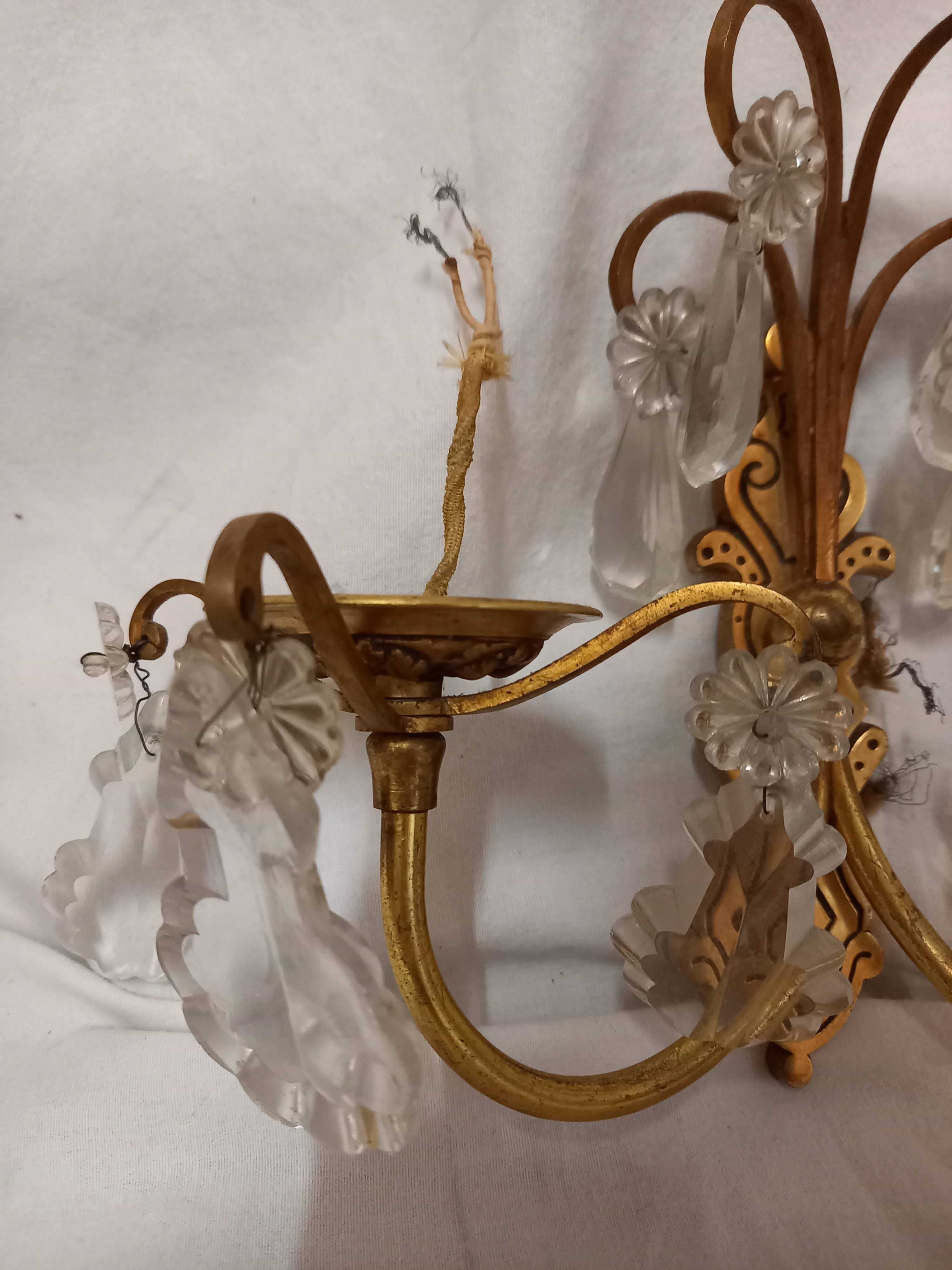 Antique wall lamp in gilded metal with cut crystal tassels