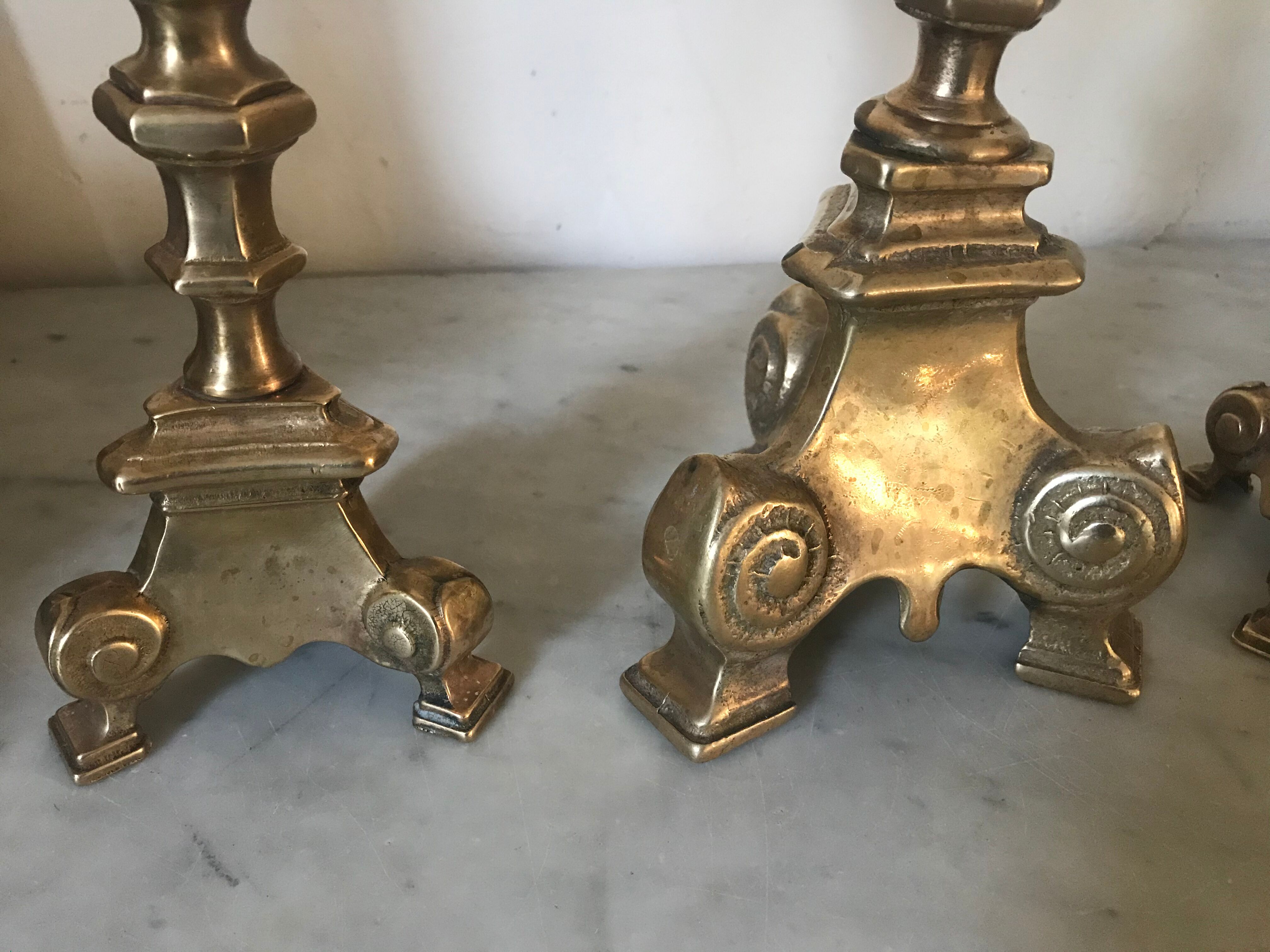 Lot de 3 bougeoirs tripodes en bronze doré