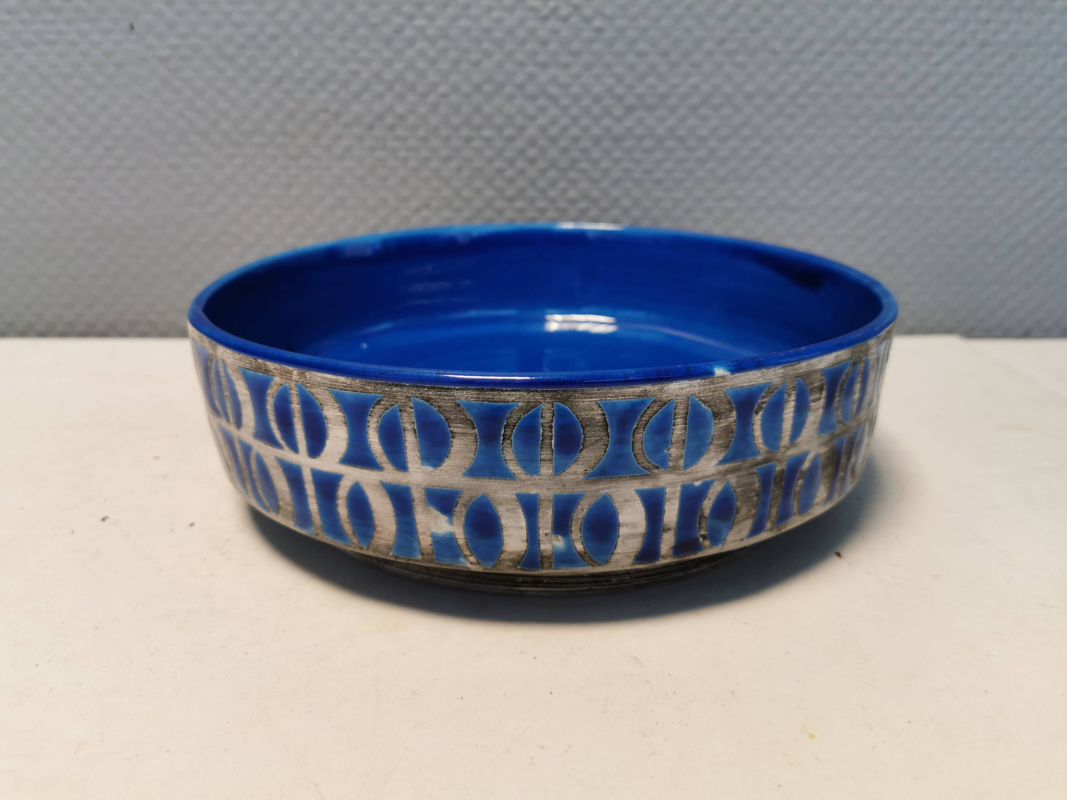 Italian ceramic bowl in blue crackle glaze by Fratelli Fanciullacci and Alvino Bagni.