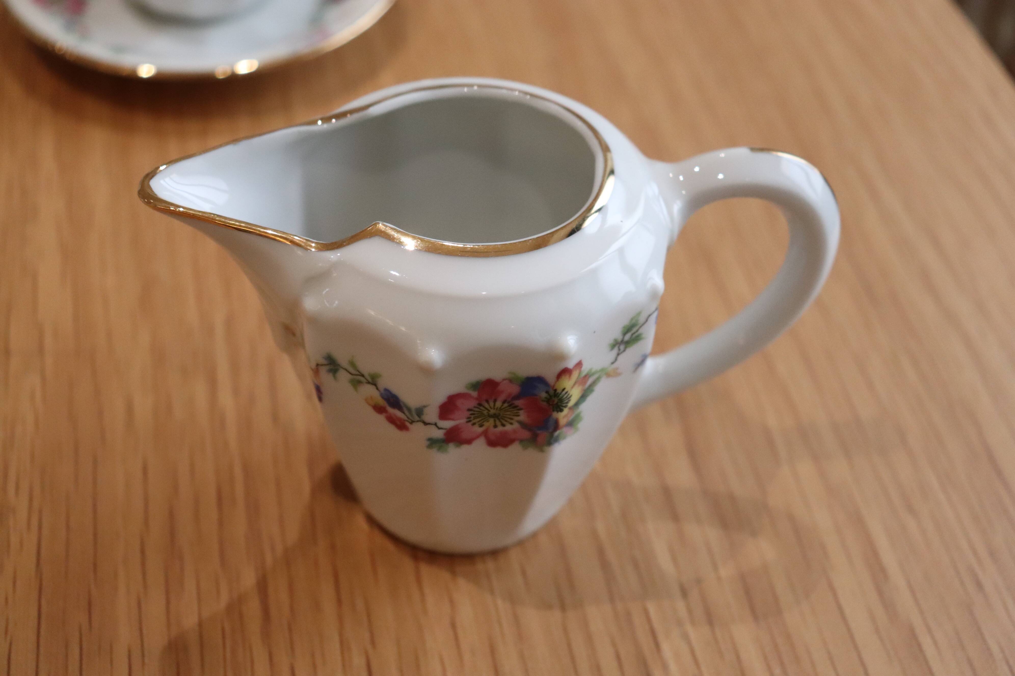 Coffee and tea service in Limoges porcelain with anemone flower pattern and gilding.