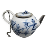 Antique German Porcelain Meissen Zwiebelmunster Teapot with silver, mid 180