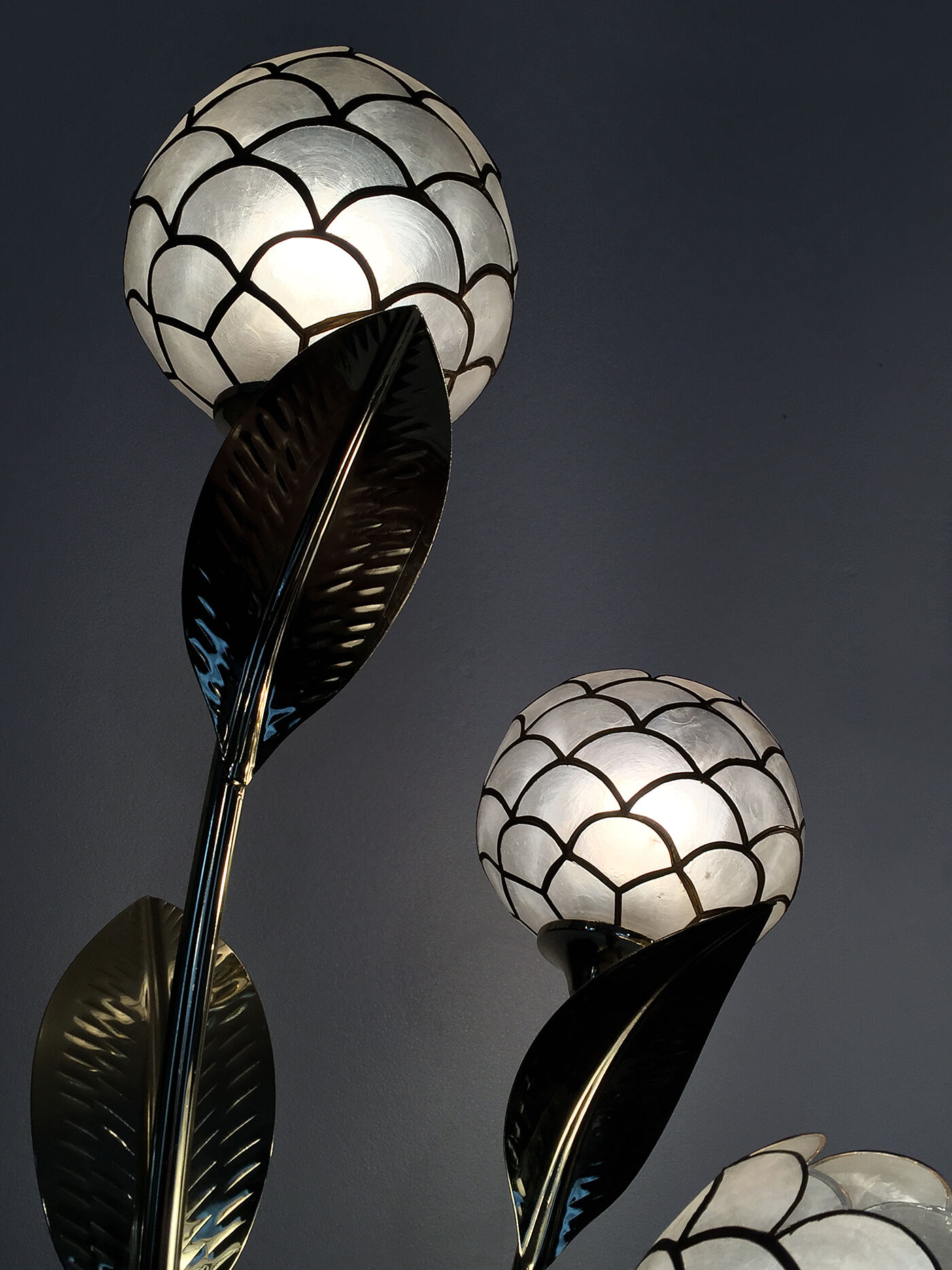 Lampadaire palmier floral laiton et nacre de capiz 1970