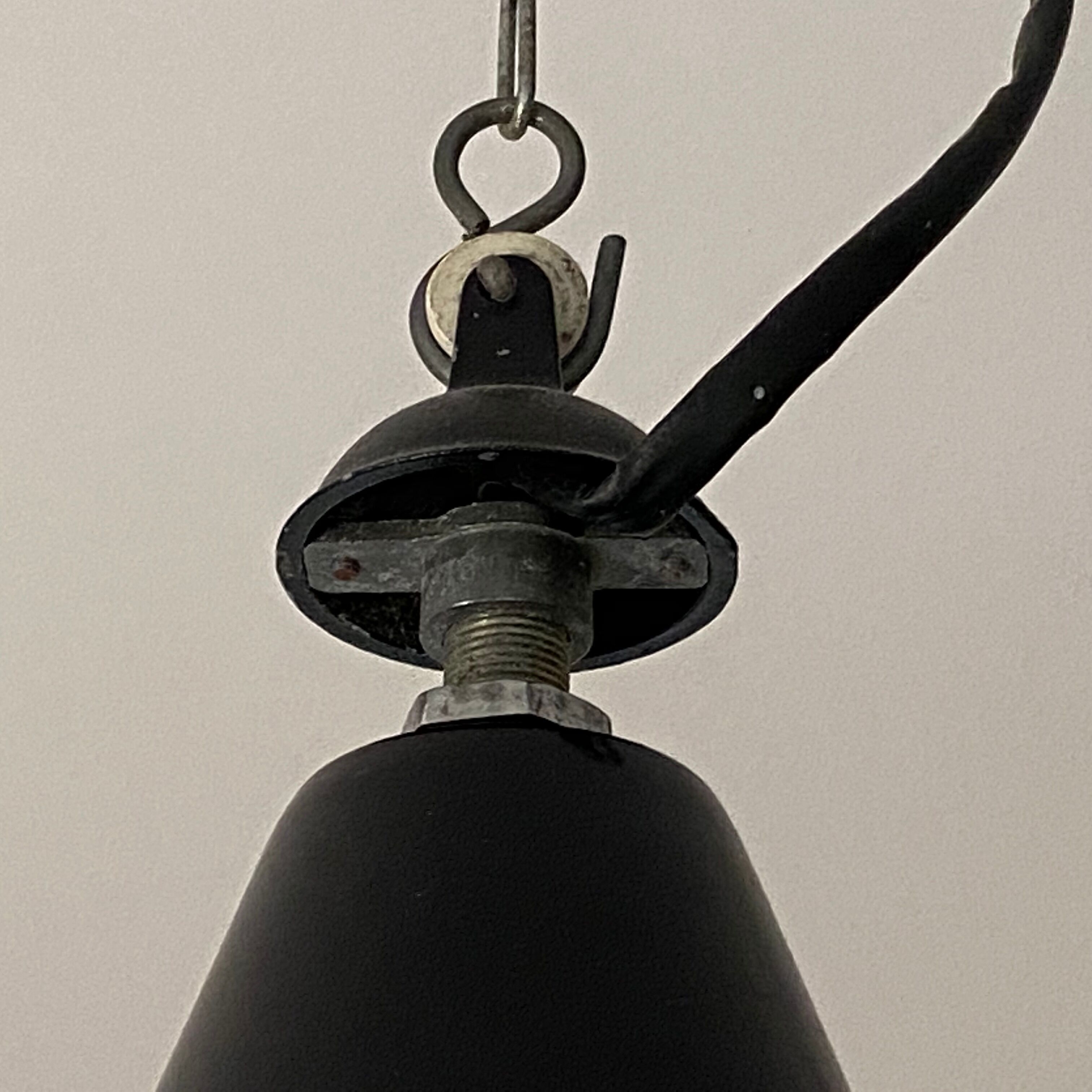 Suspension industrielle Mazda noire années 60