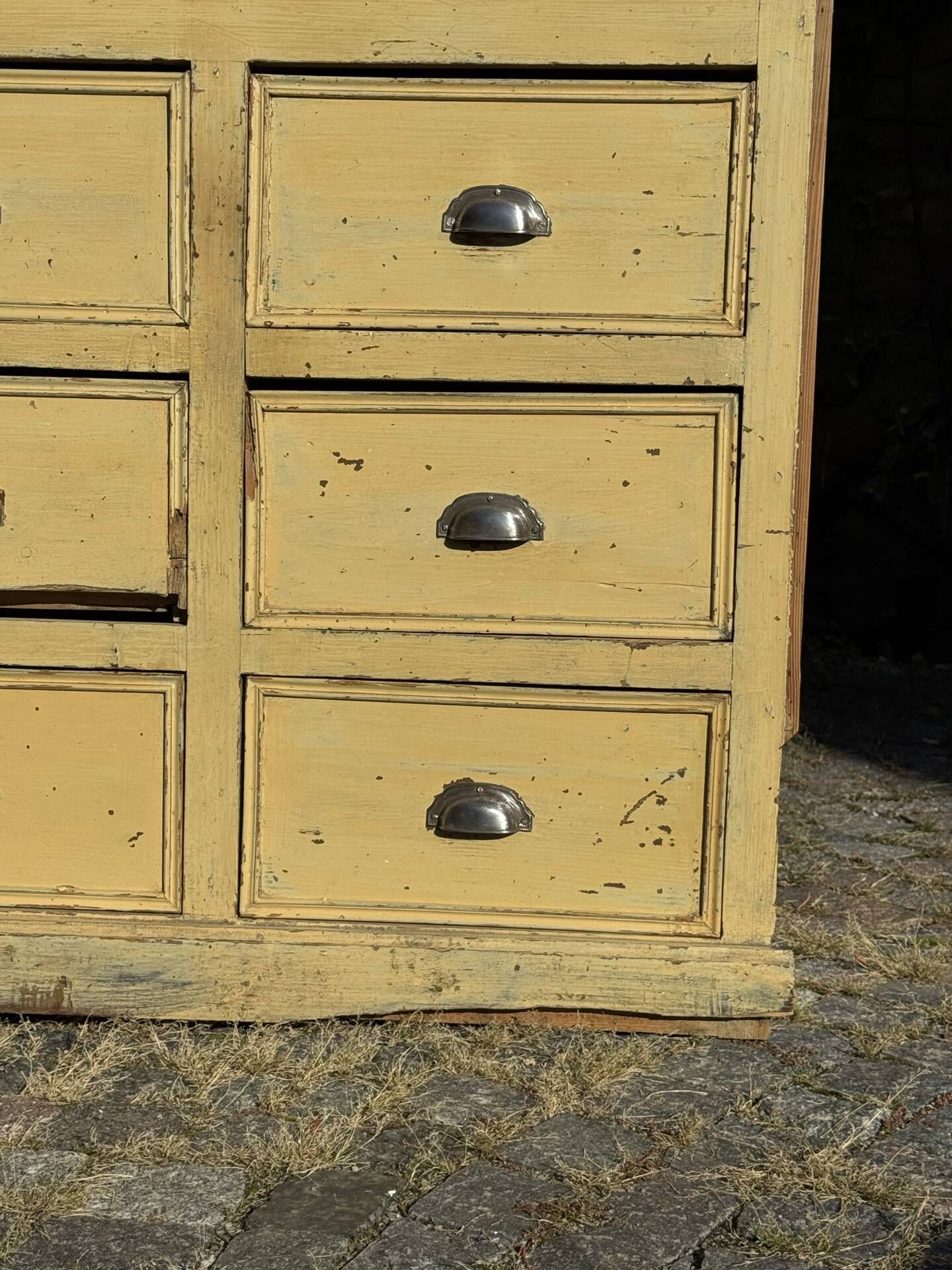 Workshop cabinet with drawers