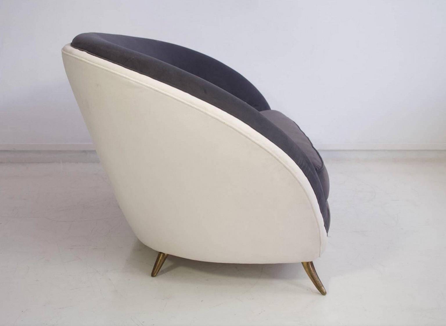 Grey velvet sofa by Guglielmo Veronesi for ISA, circa 1950.