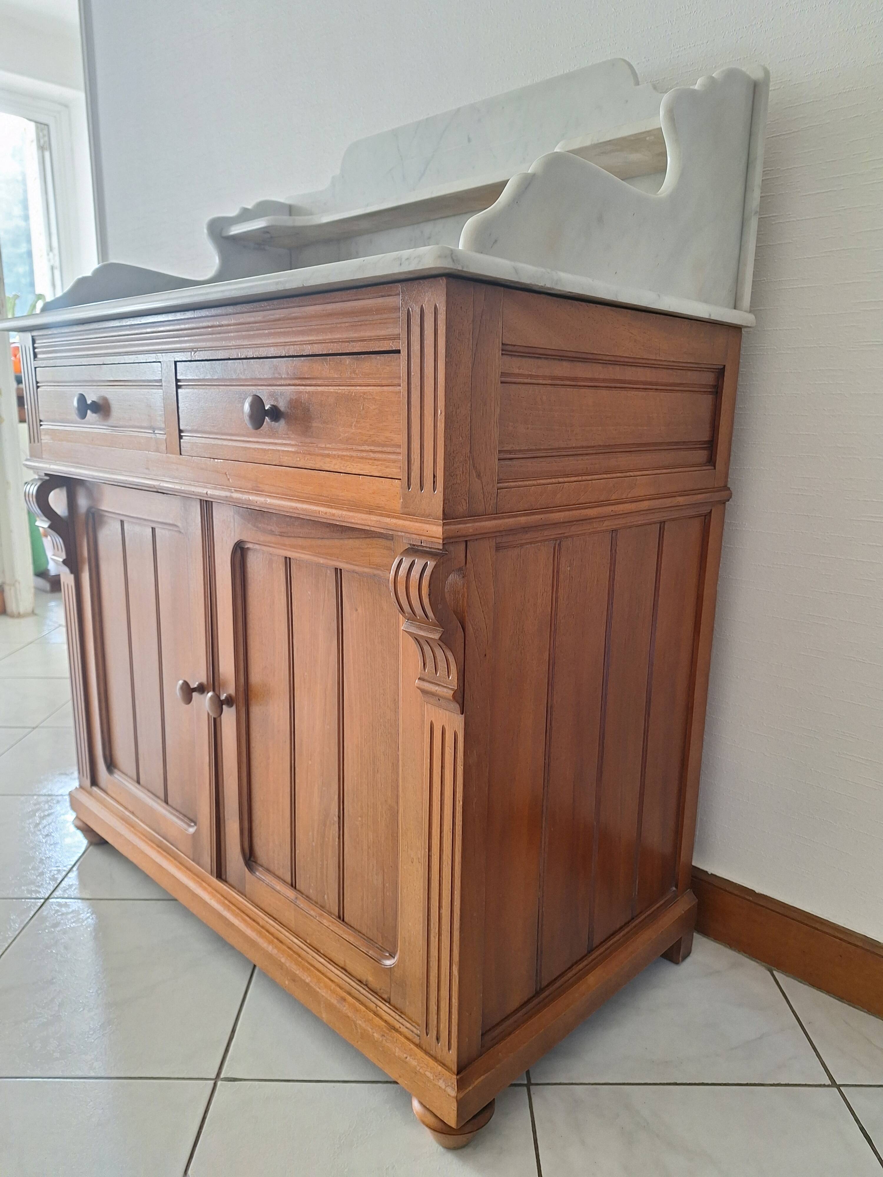 Ancien meuble de salle de bain avec marbre