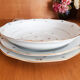 3 plats ronds en porcelaine fleurie et or