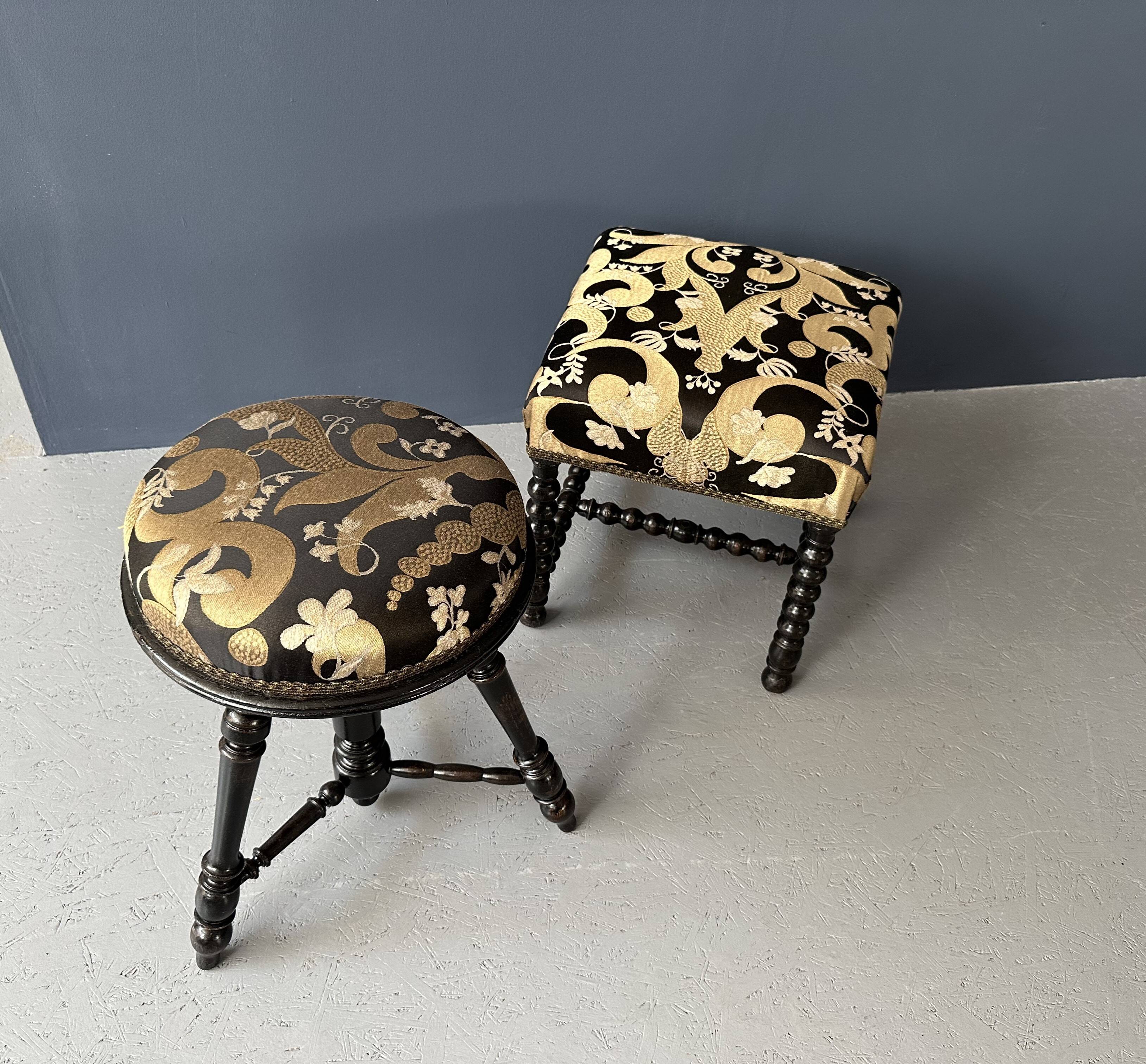Small black round-cushionstool