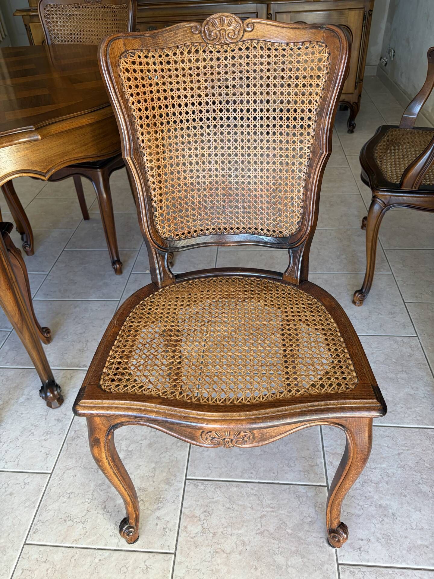 Table de salle à manger style Louis XV et 4 chaises.