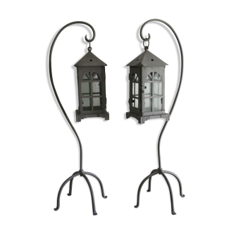 Lanternes anciennes grises  en étain et verre,  portes lanterne en fer forgé sur trépied