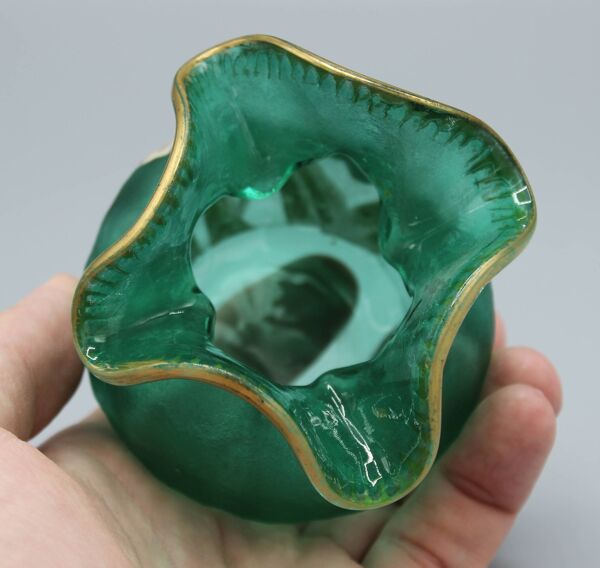 Vase boule Art Nouveau en verre givré à décor floral