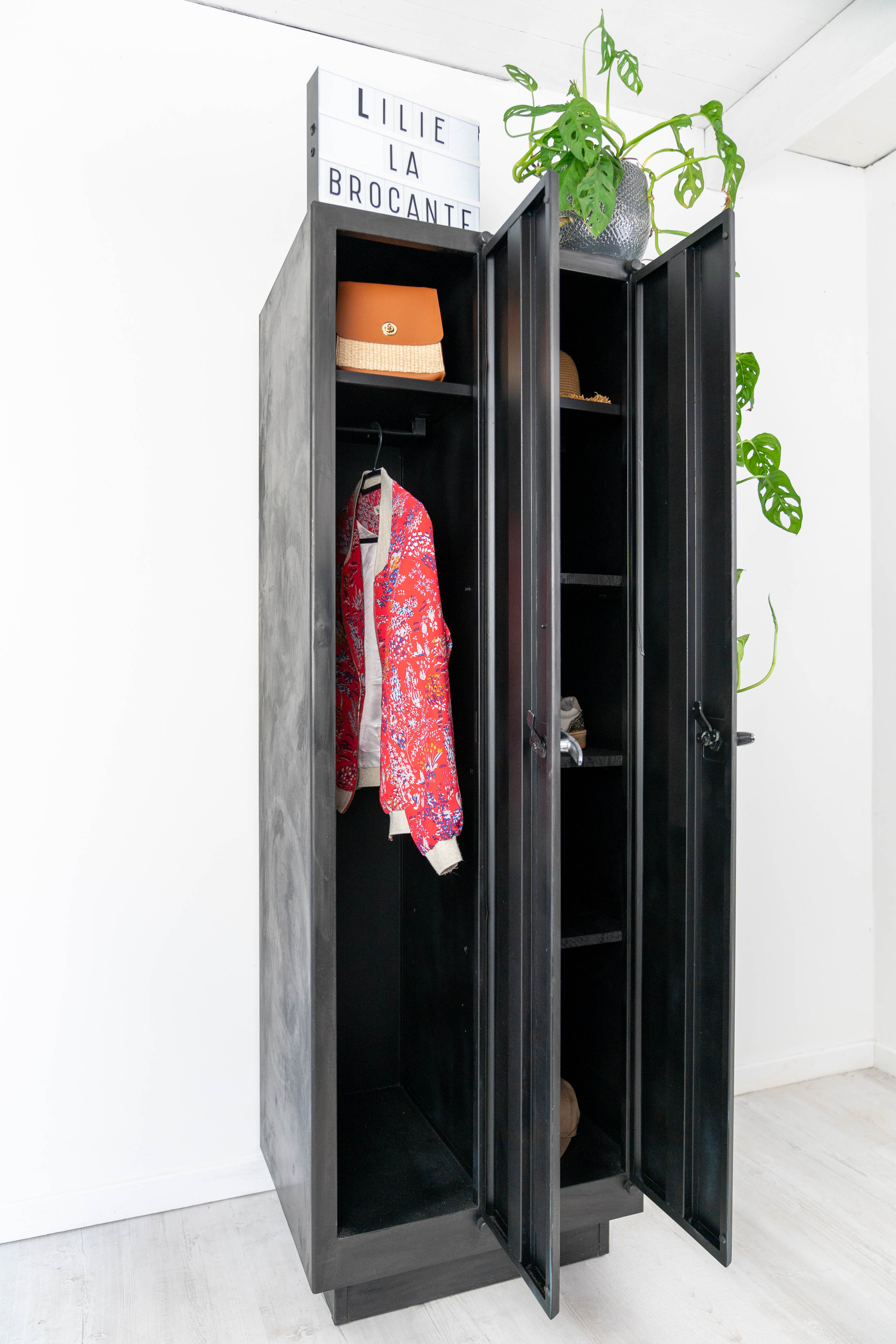 Pretty vintage metal wardrobe completely renovated / small dressing room