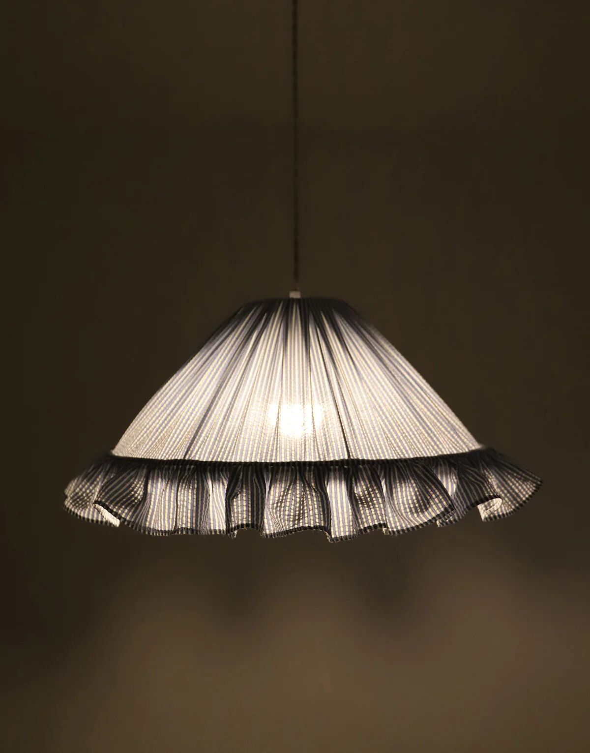 Conical suspension with fine stripes and Emilia "marina" shade.