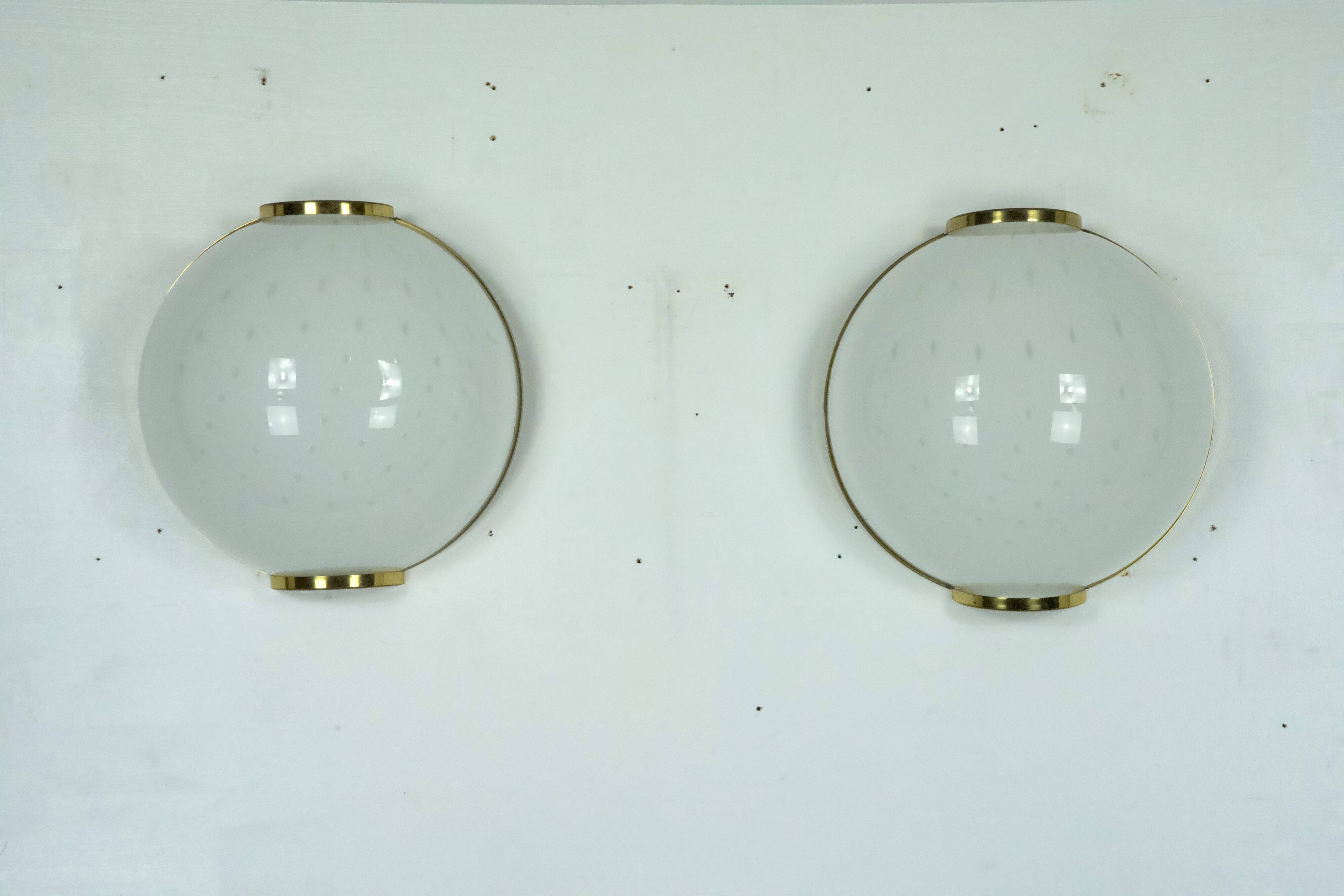 Paire de grandes appliques rondes en verre bullicante de Murano avec laiton. Italie années 1970