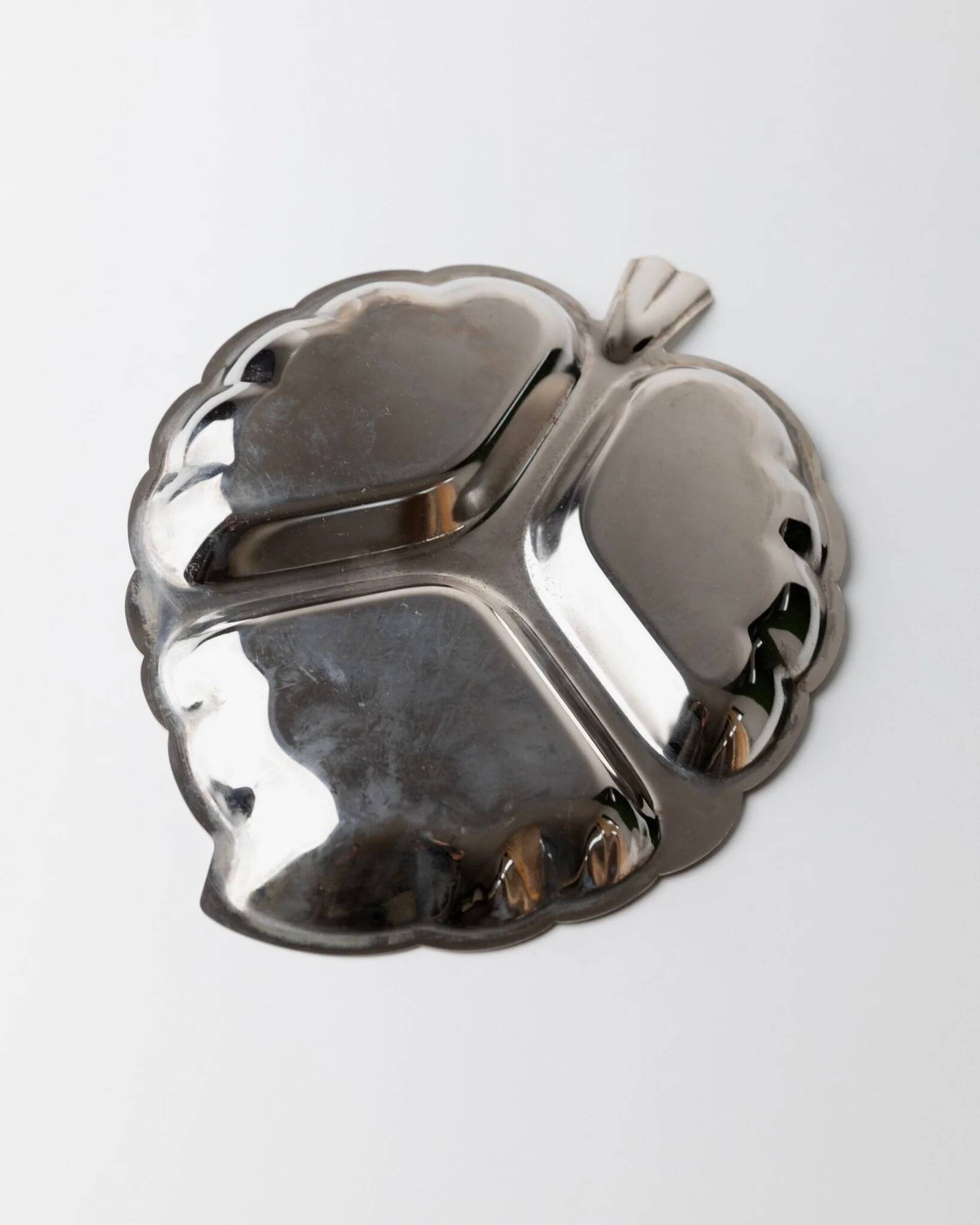Silver-plated metal leaf-shaped tray with three compartments, Hollywood Regency Italian 1970s, elegant serving platter
