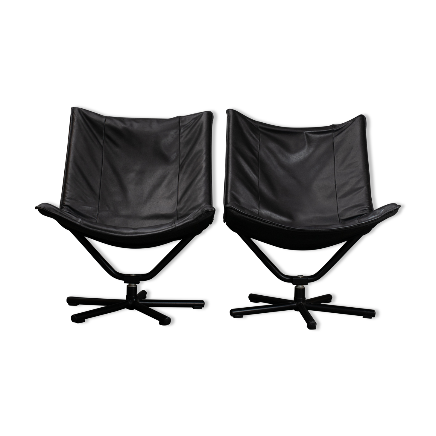Paire de fauteuils en cuirs noirs 1980