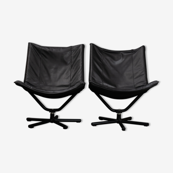 Paire de fauteuils en cuirs noirs 1980