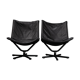 Paire de fauteuils en cuirs noirs 1980