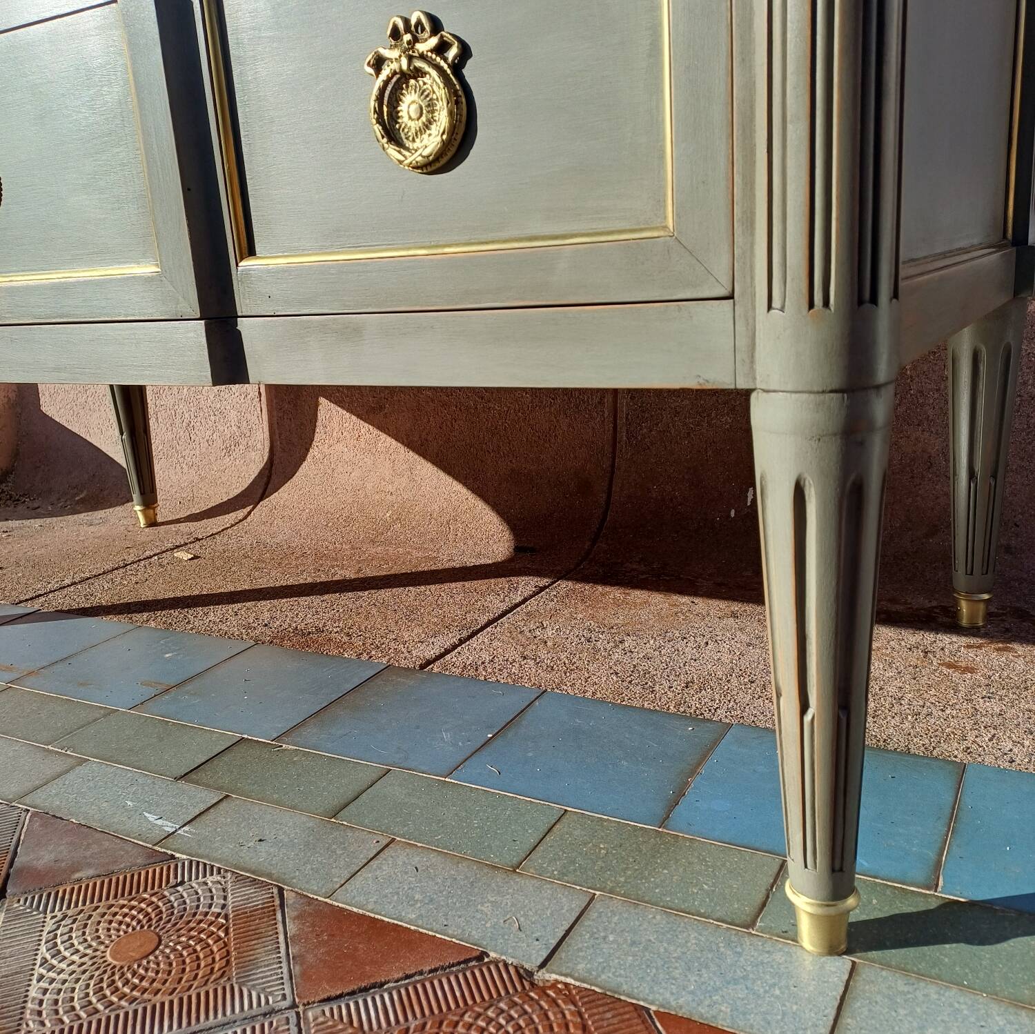 Louis XVI style patinated chest of drawers with 3 drawers.
