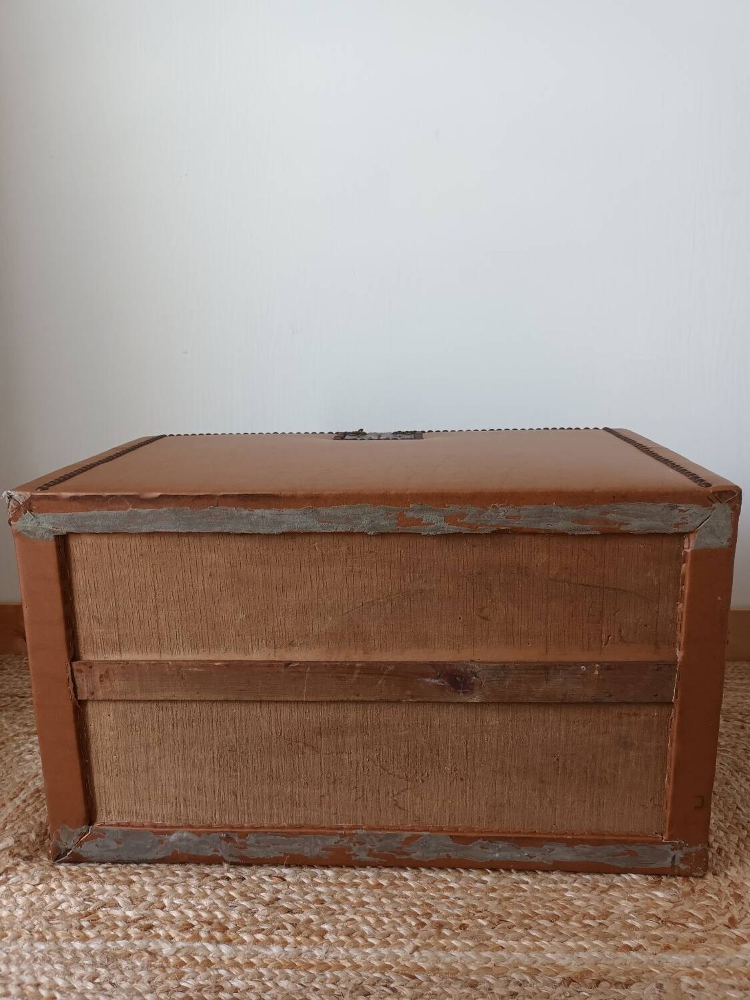 Malle bombée en bois et simili cuir vintage