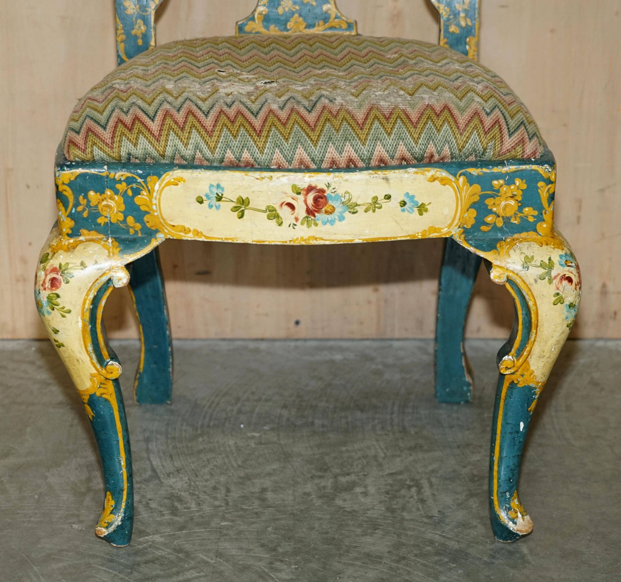 Paire de chaises Regency antiques et table assortie
