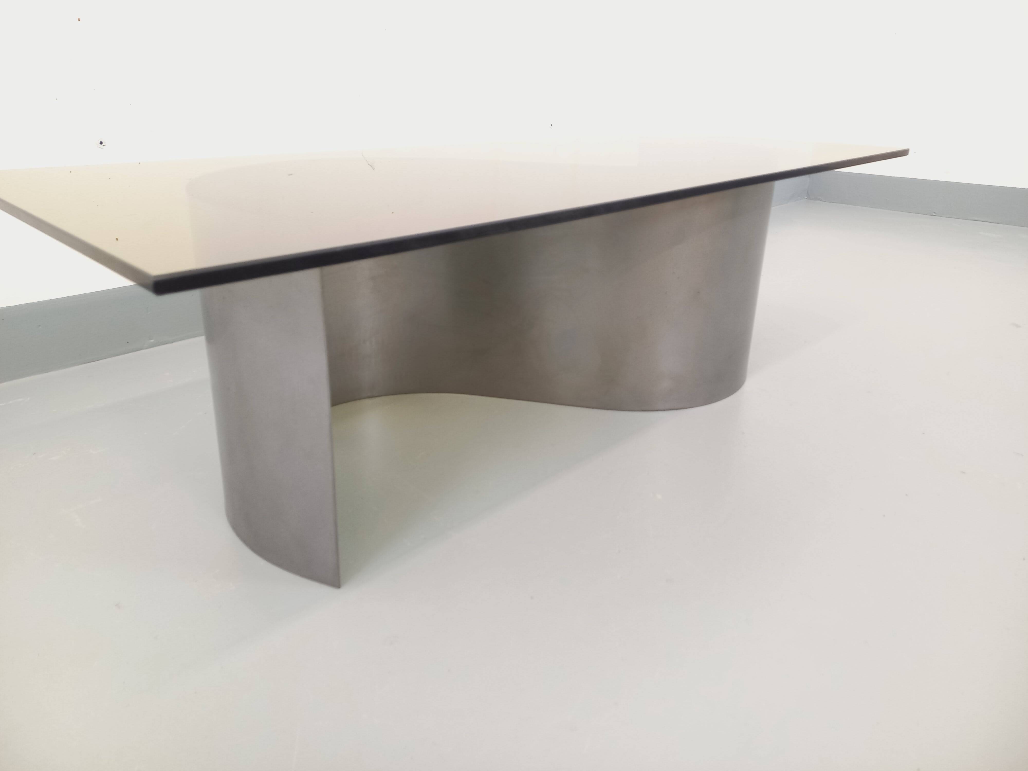 Table basse rectangulaire Space Age vintage en acier et verre fumé