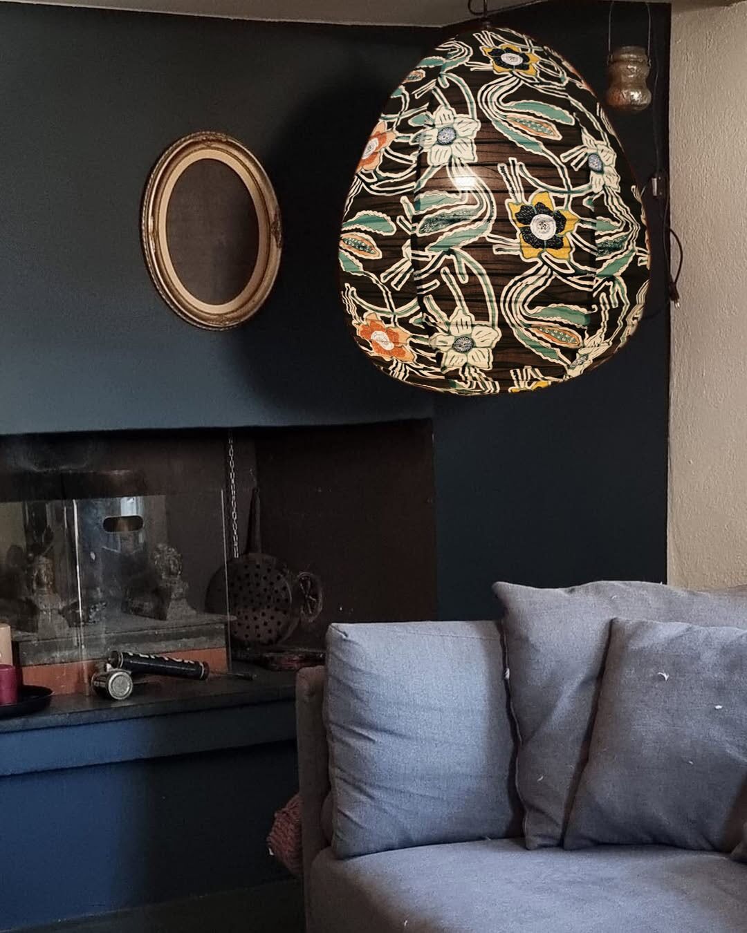 Suspension in printed fabric in the shape of a pear.