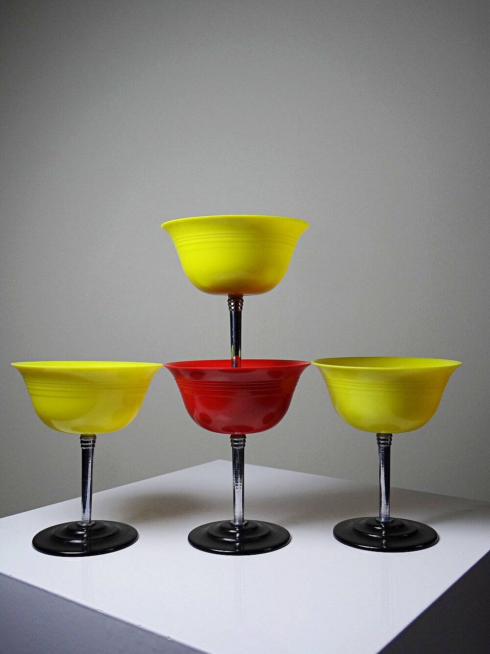 4 Art Deco dessert bowls in Nudawn & Catalin, Canada, 1930s