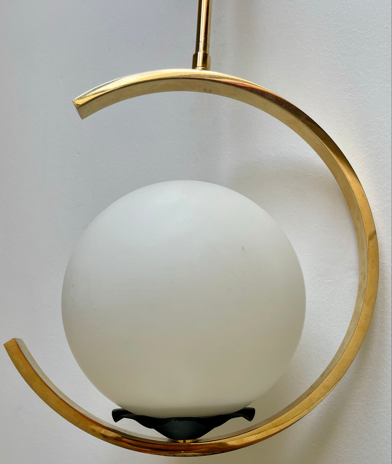 Suspension mid-century laiton et verre opalin