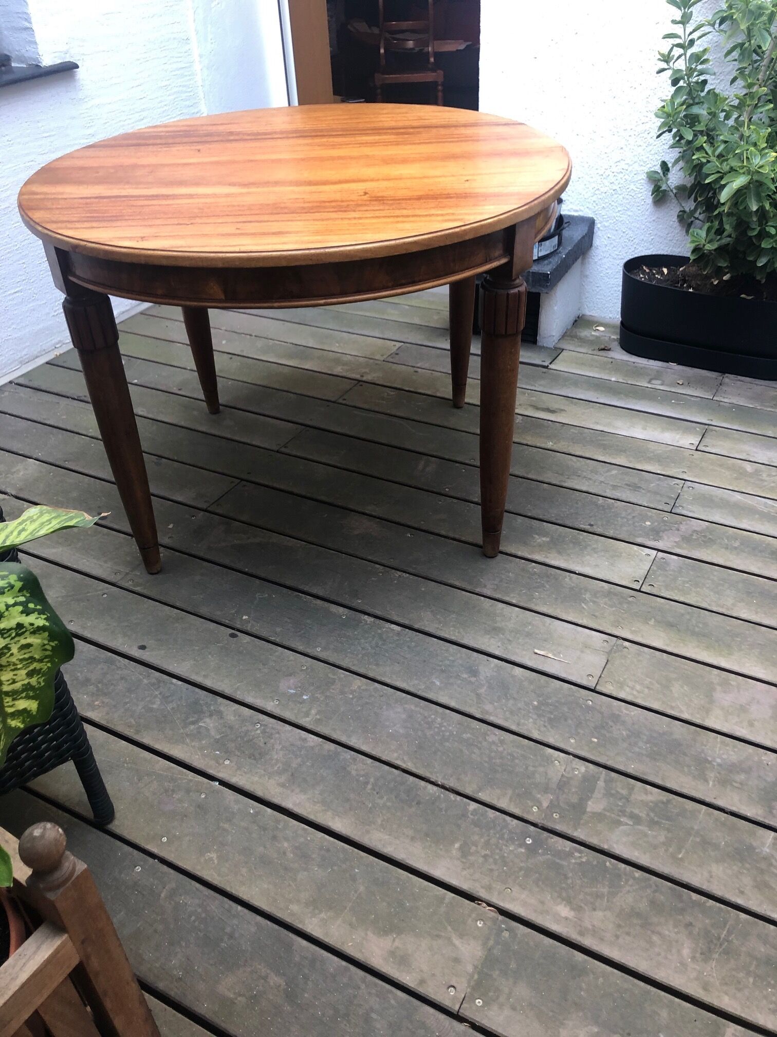 Extendable oval dining table in solid wood