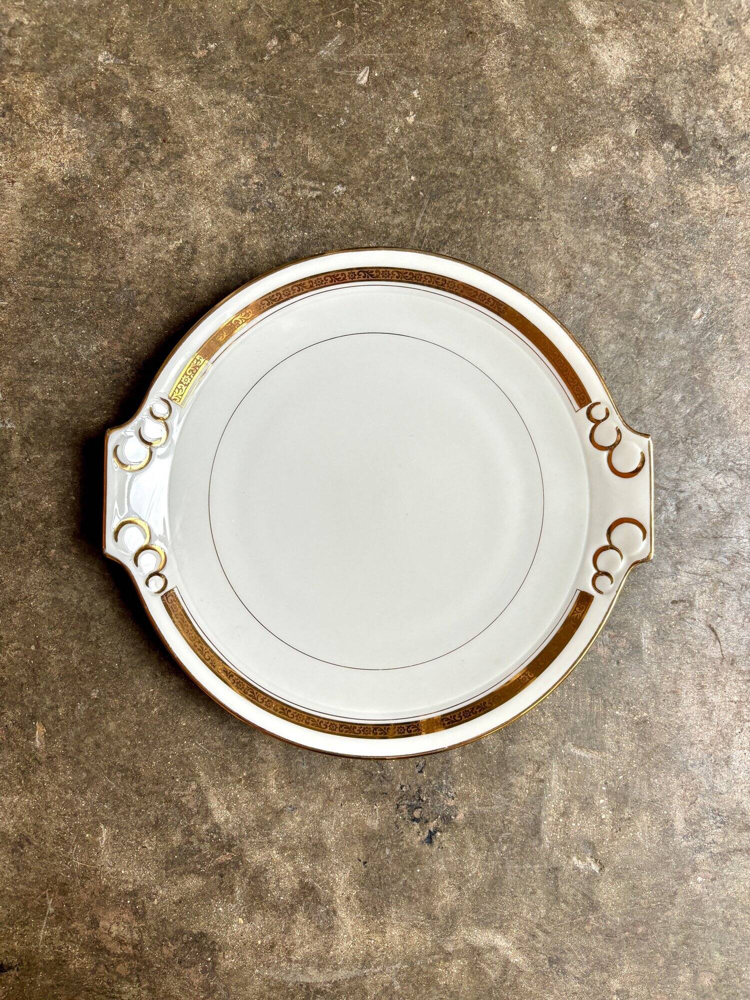 Round dish with ears in white and gold porcelain