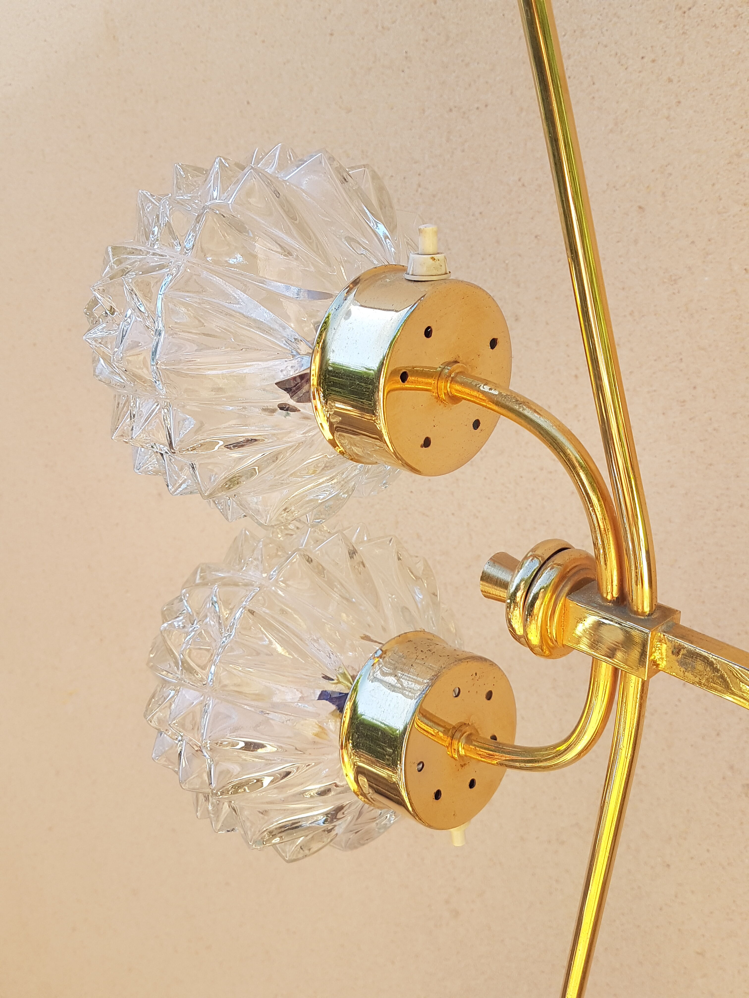 Lampadaire tripode Arlus laiton doré