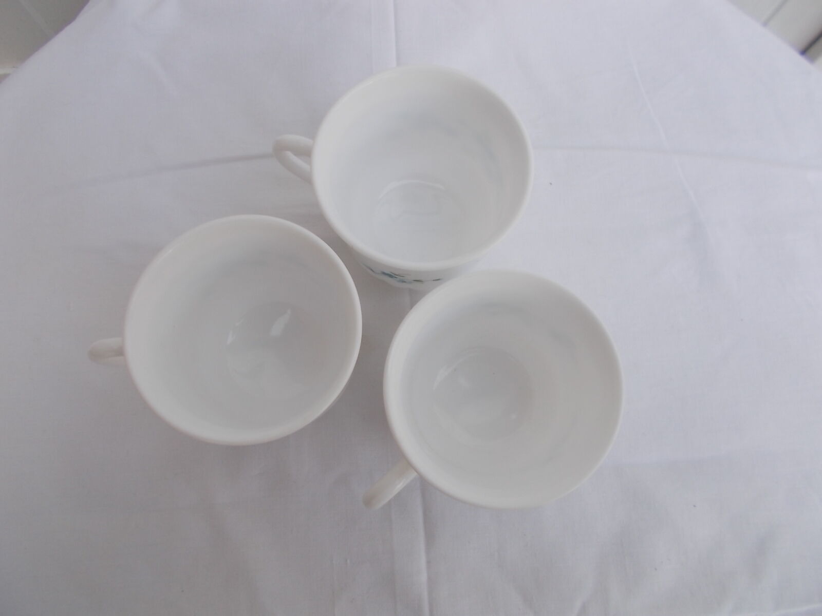 3 Arcopal cups