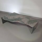 Table basse en granit de forme libre, façade ondulée graduée. Hollande '70