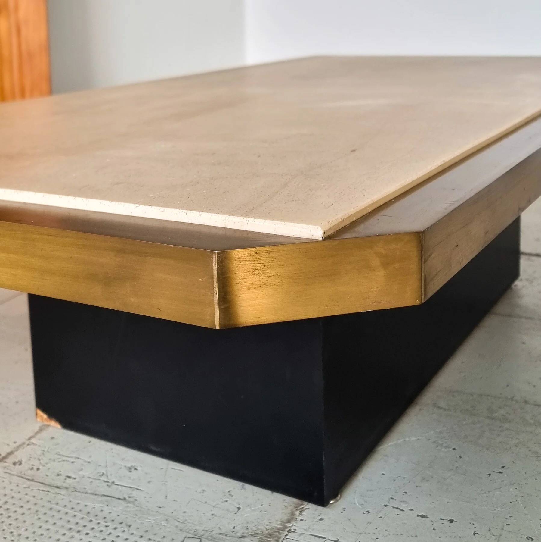 Coffee table in brass and travertine.