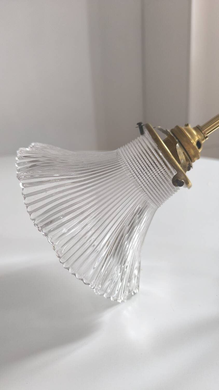 Applique en verre holophan et laiton doré