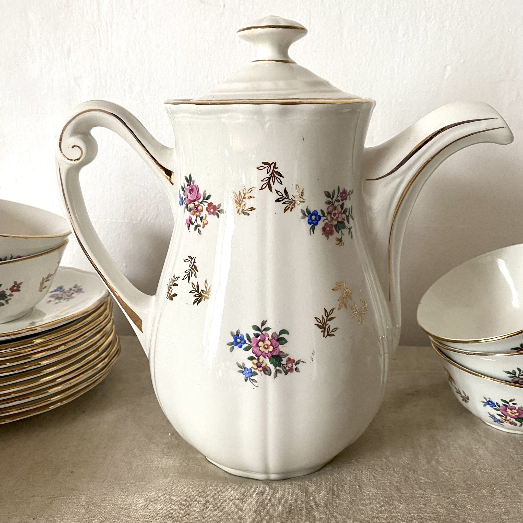 Antique tea set in Amandinoise porcelain