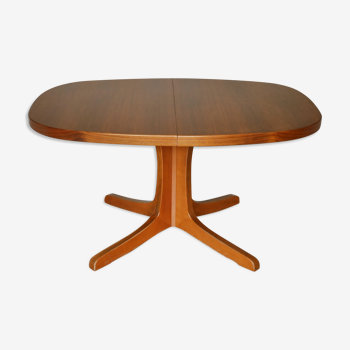 Walnut oval table with extension cords