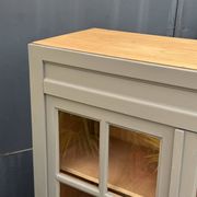 Armoire parisienne vitrée grise de la Samaritaine 1960